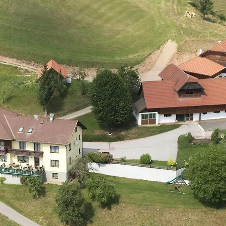 Landgasthof Hasbauer Bed & Breakfast 3*